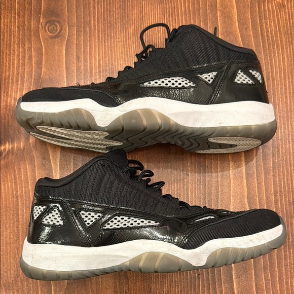 Jordan Black and White Sneakers with Classic Design - Picture 4 of 6